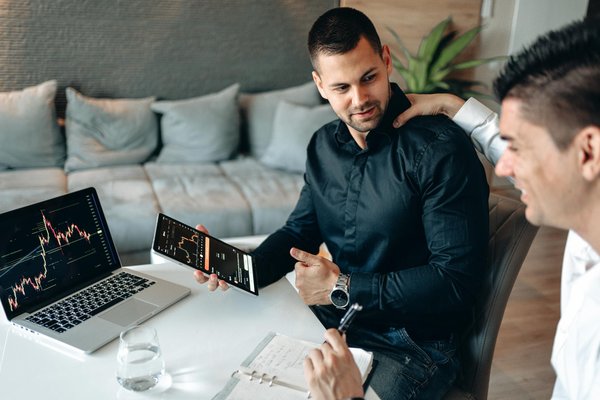 Quels sont les avantages des systèmes de stockage d'énergie basés sur les batteries au lithium-ion pour les maisons ?